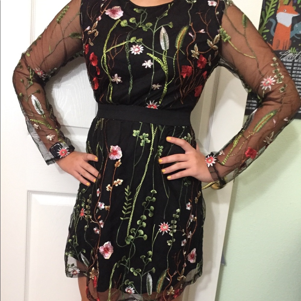 ✨Long sleeve embroidered dress✨